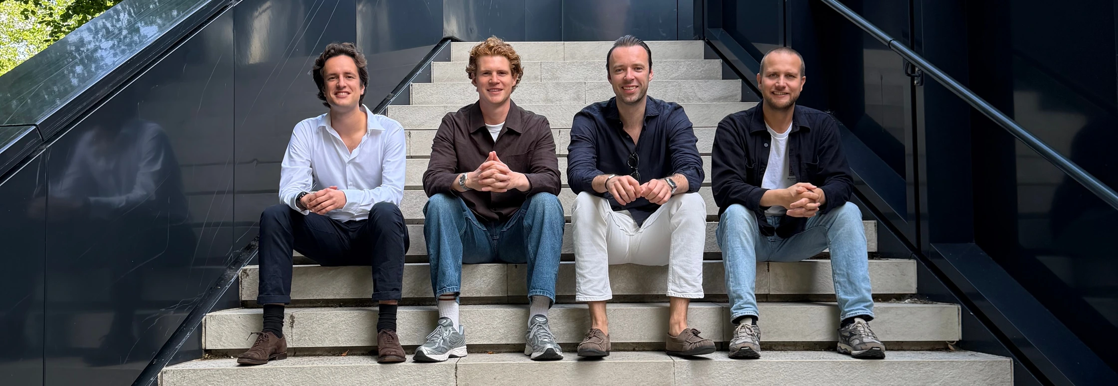 Lex, Thomas, Coen en Rutger op de trappen